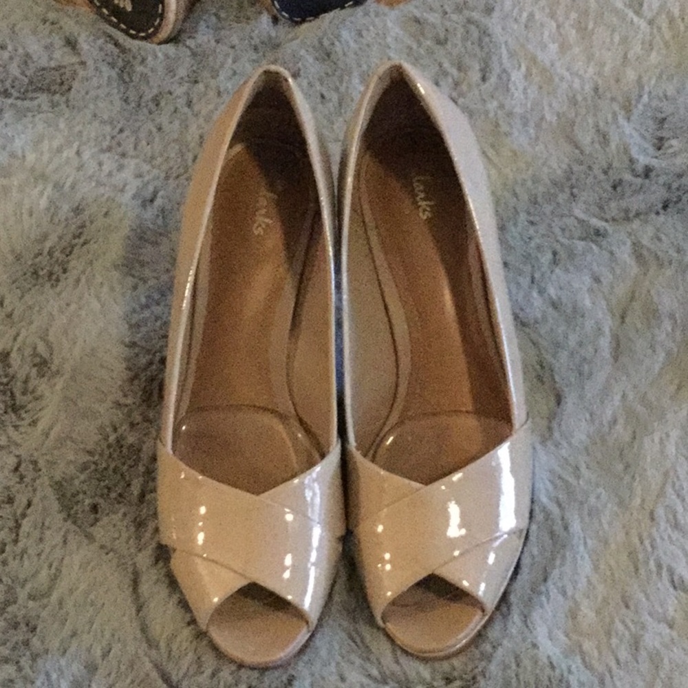 Tan patent leather Clark’s heels